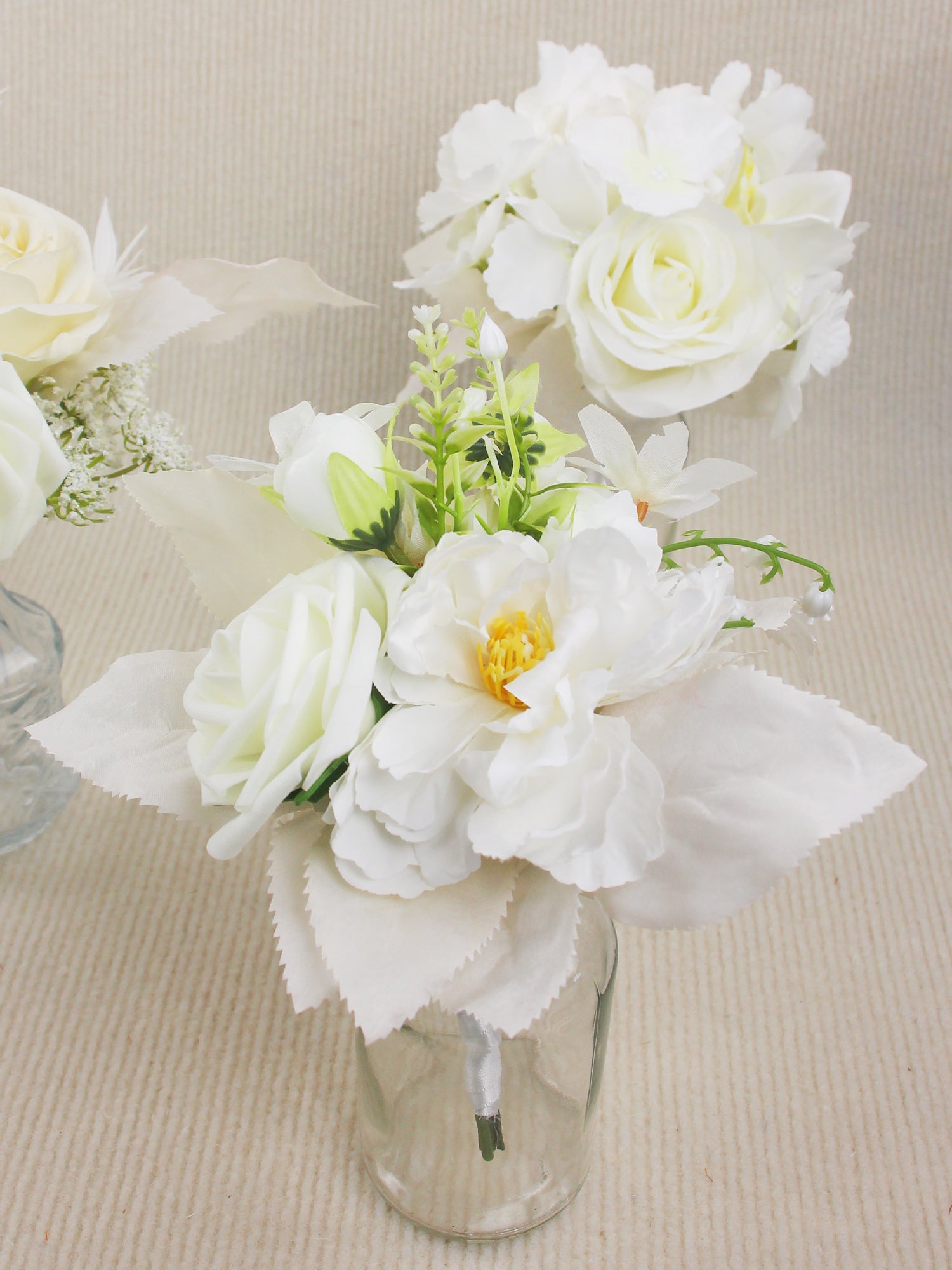 6 pièces assorties de centres de table à fleurs blanches et champagne