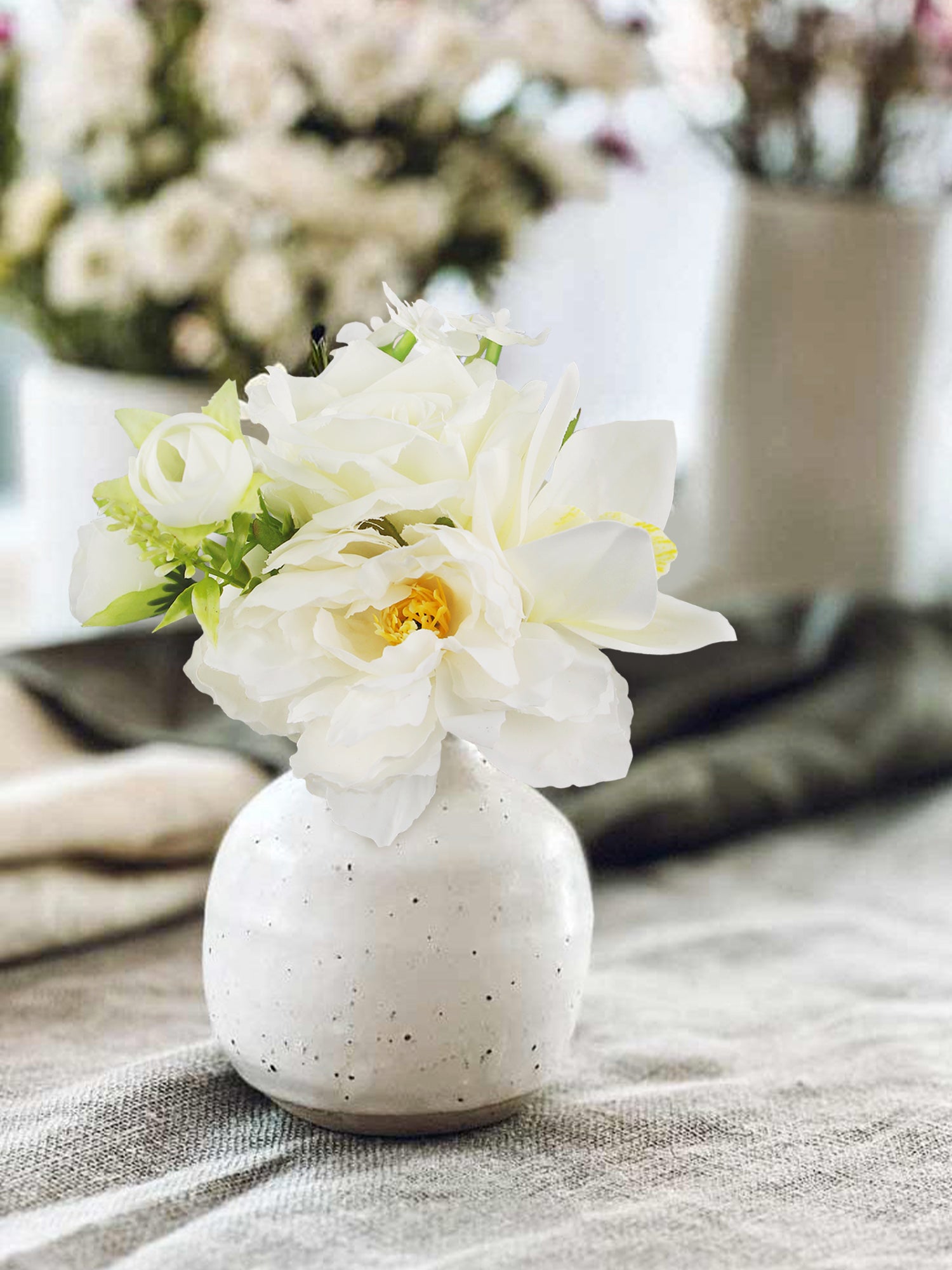 6 piezas de centros de mesa de flores blancas y champán surtidas