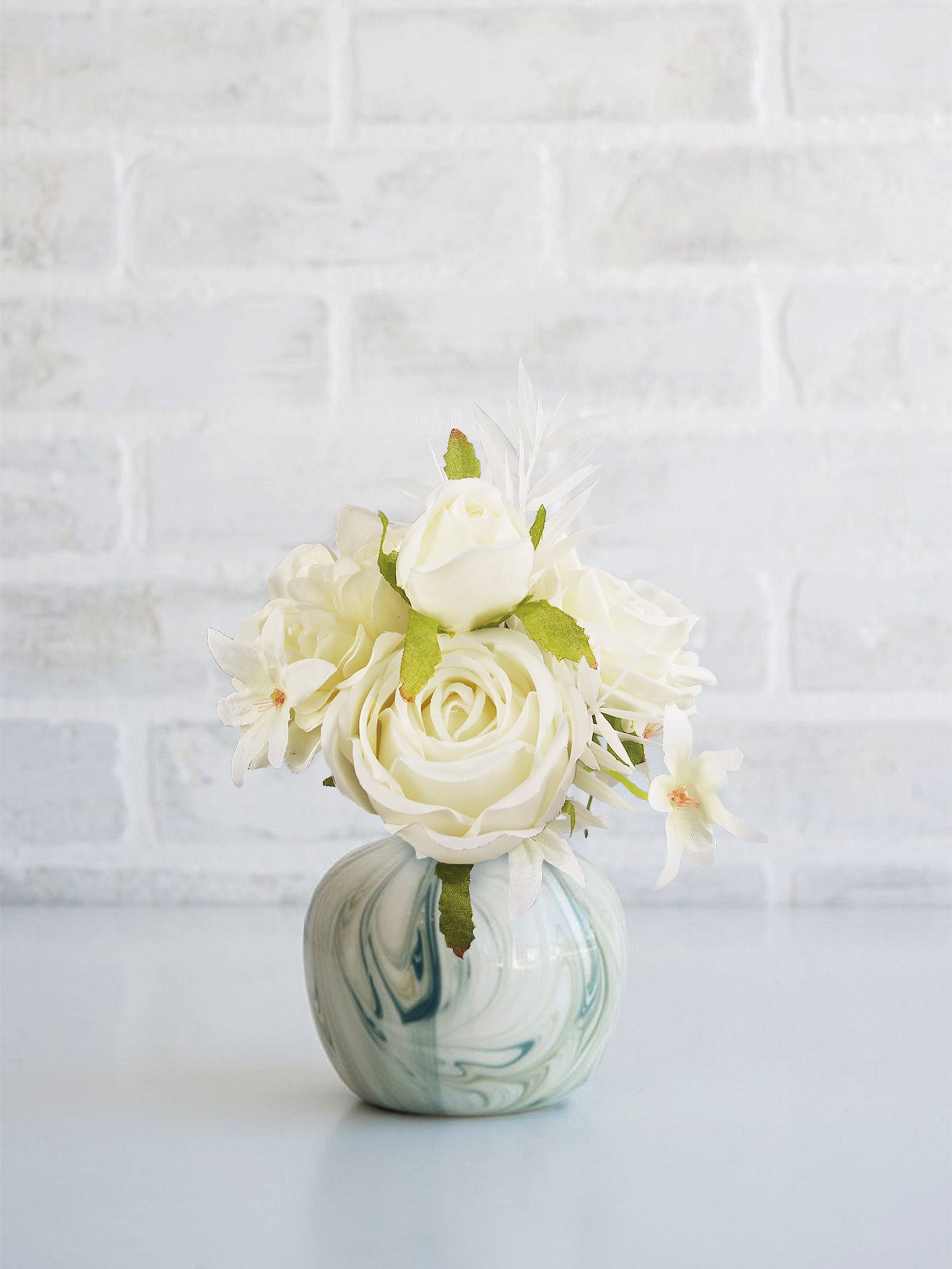 6 piezas de centros de mesa de flores blancas y champán surtidas