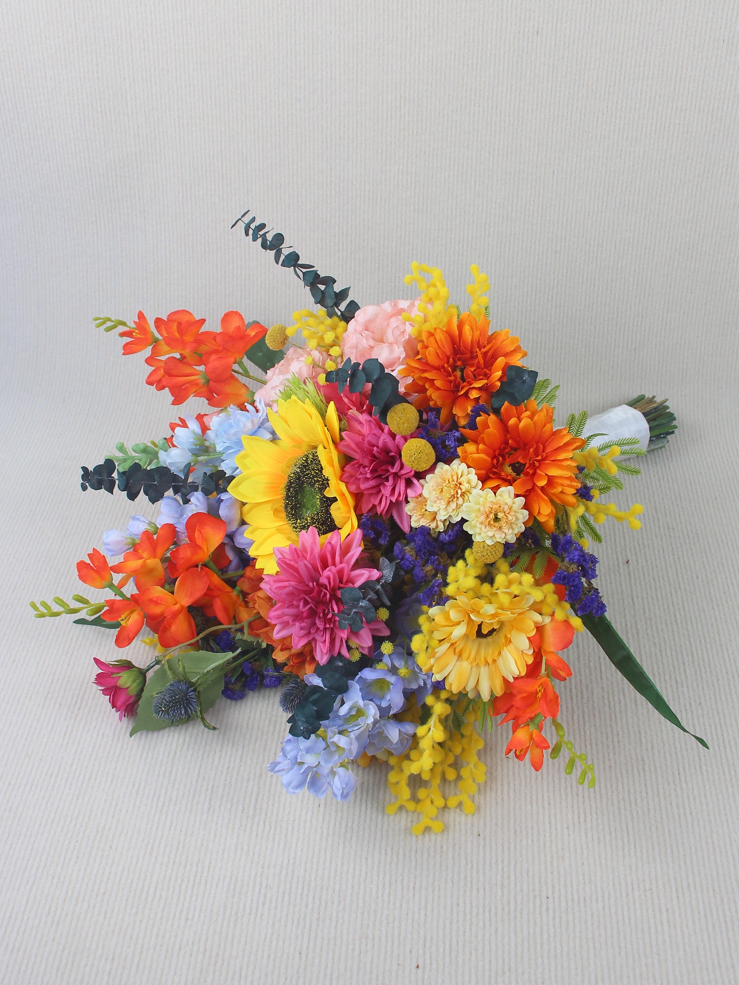 22 Zoll breiter Brautstrauß mit Sonnenblumen und Wildblumen