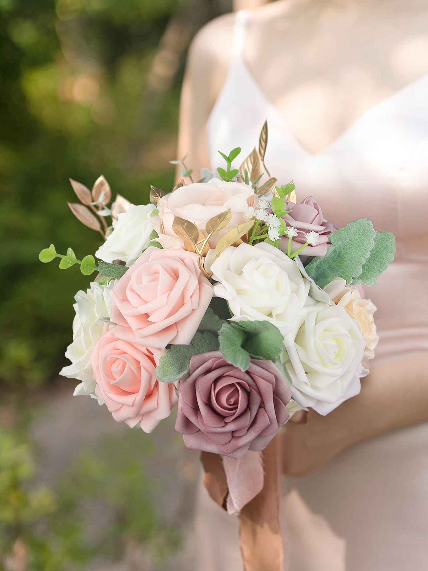 Ramo de dama de honor blanco y rosa polvoriento de 9 pulgadas de ancho