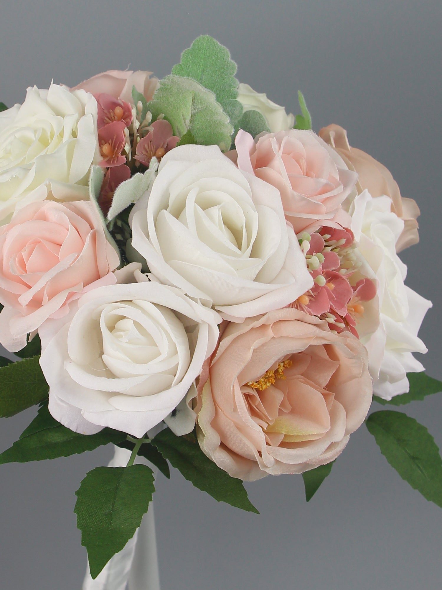 Bouquet de demoiselle d'honneur blanc et rose blush de 9,4 pouces de large