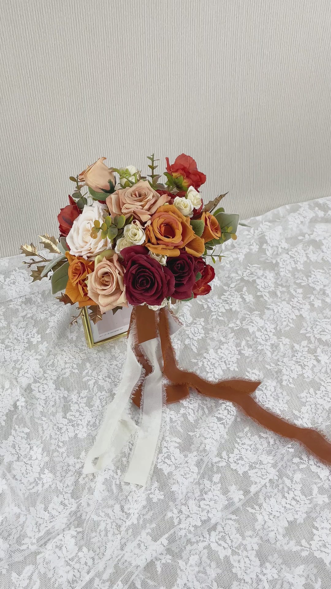Bouquet de mariée arrondi orange brûlé de 9 pouces de large